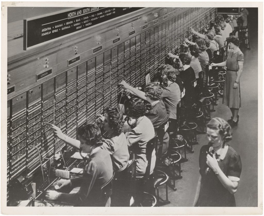 Photograph_of_Women_Working_at_a_Bell_System_Telephone_Switchboard_3660047829-1024x839 Diferencias centrales telefónicas VOIP vrs analógicas